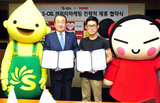 22일 서울 마포구 에쓰오일 본사에서 신동열 에쓰오일 부사장(왼쪽)과 김부경 부즈 대표가 '구도일' 캐릭터 마케팅 전략적 제휴·협약을 체결하고 기념사진을 찍고 있다.  에쓰오일 제공